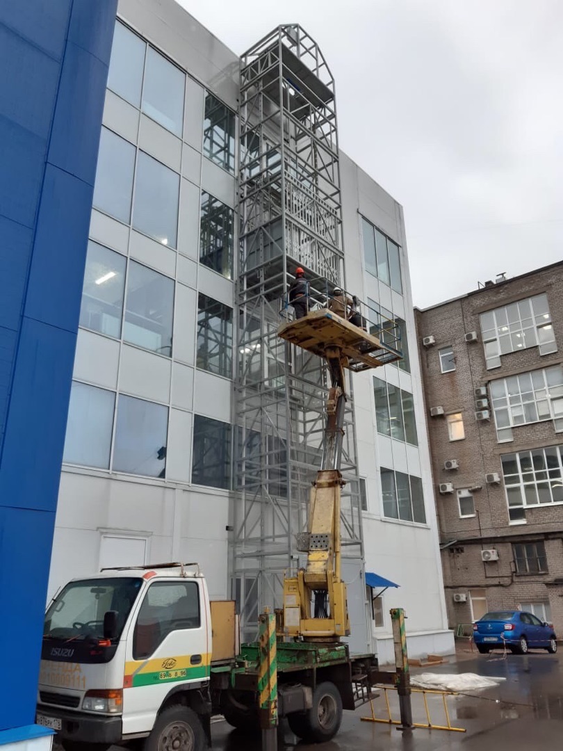 Подъемник грузовой в металлокаркасной шахте, 1500 кг, Спб