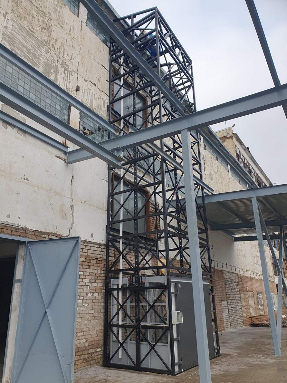 Подъемник в металлокаркасной шахте на 3 остановки, 3000 кг в Сорочинске