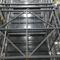 Грузовой подъемник в металлокаркасной шахте, 2000 кг (Уфа, Складской комплекс)