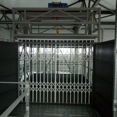 Подъемник в металлокаркасной шахте